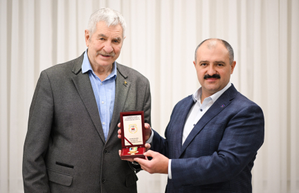 Виктор Лукашенко наградил Ивана Едешко медалью НОК Беларуси