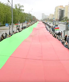 Шествие с самым большим флагом Беларуси прошло в Минске