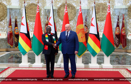 Александр Лукашенко – Эммерсону Мнангагве: Наше двустороннее сотрудничество – это новый стандарт в работе со странами Африки