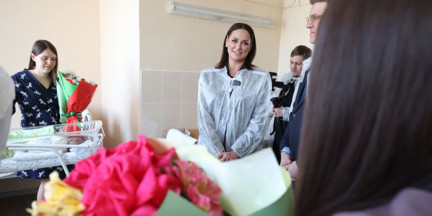 Эйсмонт передала подарки от Президента Беларуси мамам, родившим малышей 1 января