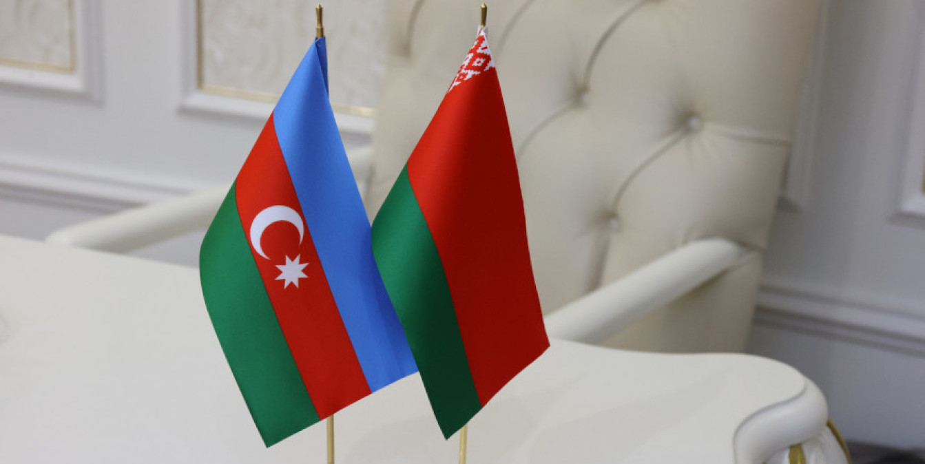 Государственные флаги Беларуси и Азербайджана крупным планом