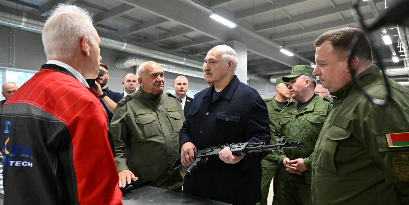 «Это основа любой армии»: Лукашенко оценил белорусское производство стрелкового оружия