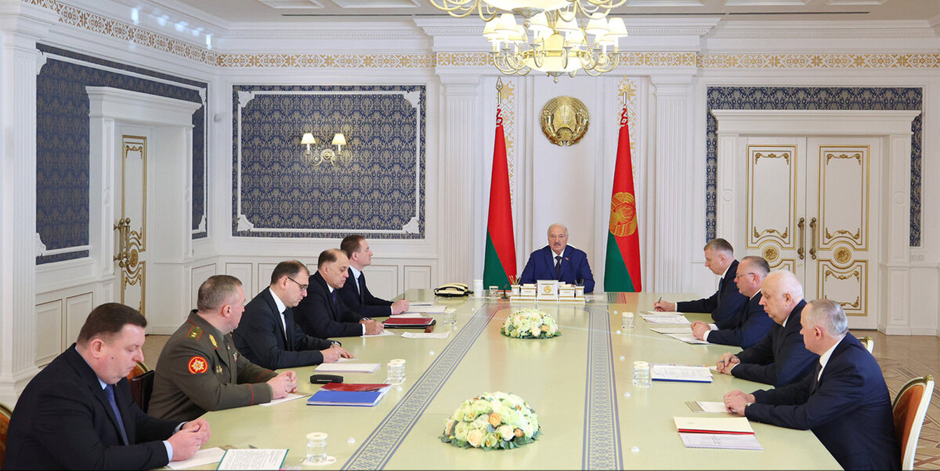 Производство ходовых боеприпасов и укрепление обороноспособности. Лукашенко собрал совещание