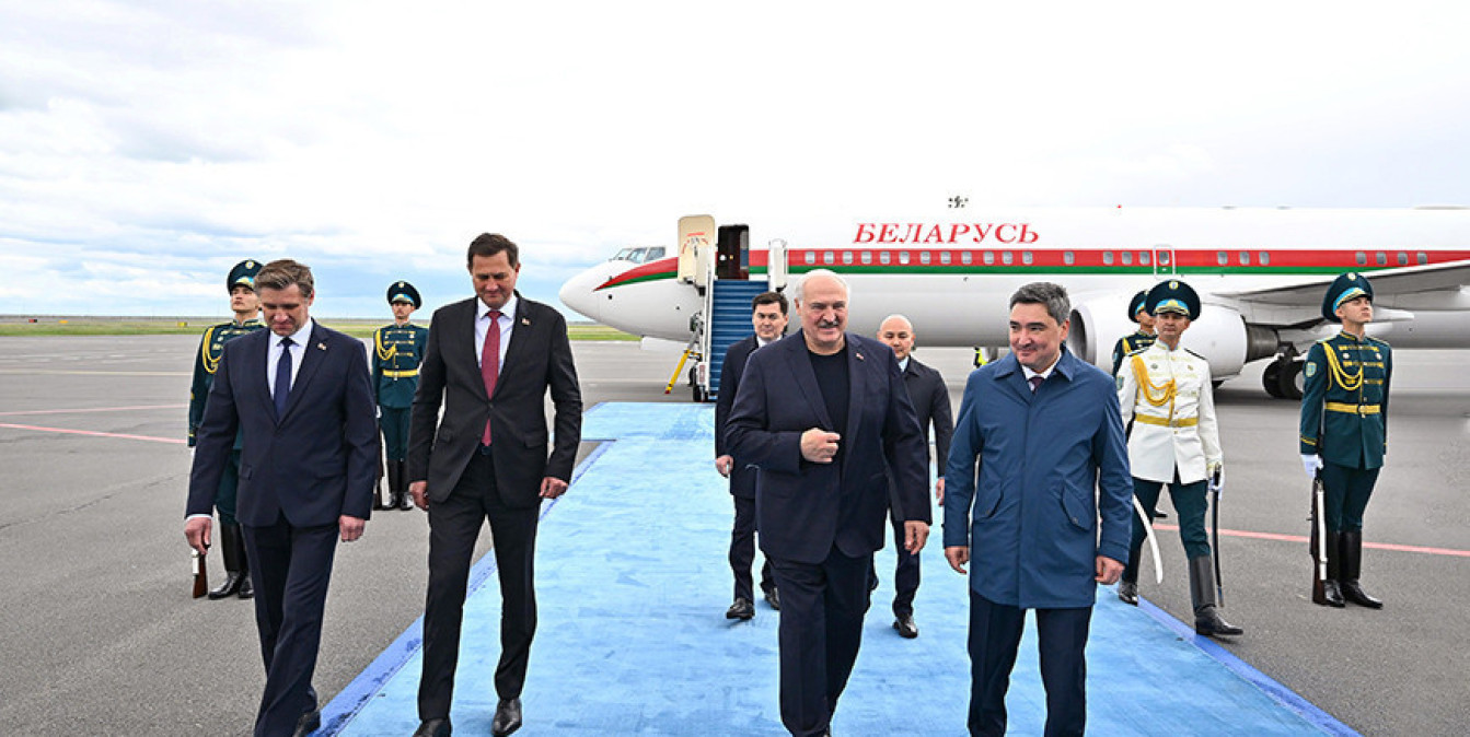 Президент прибыл в Астану для участия в саммите ЕАЭС и Евразийском экономическом форуме