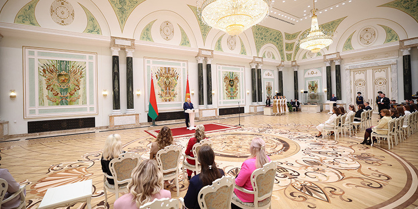 Александр Лукашенко вручил госнаграды женщинам, которыми гордится страна