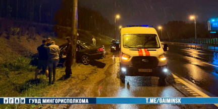 На МКАД Audi врезалась в осветительную мачту: трое человек доставлены в больницу