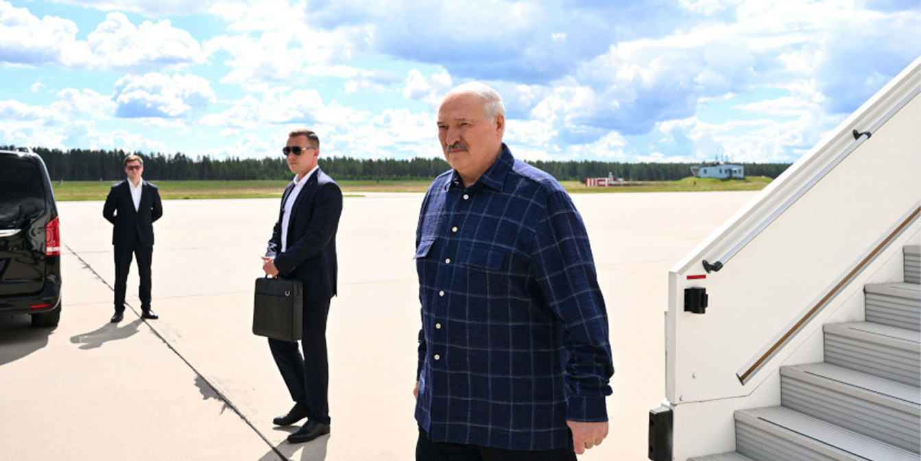 Александр Лукашенко у трапа самолета в РФ