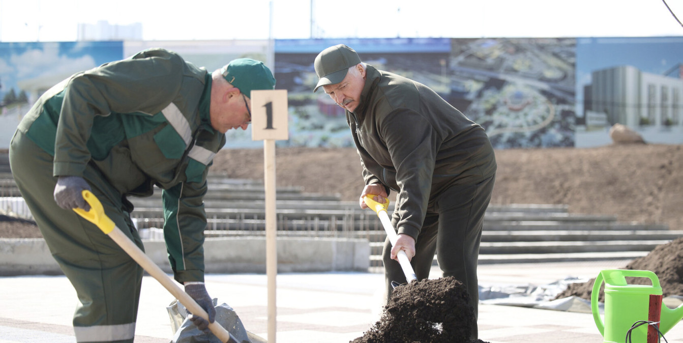 Александр Лукашенко в Республиканский субботник трудился на площадке Национального исторического музея
