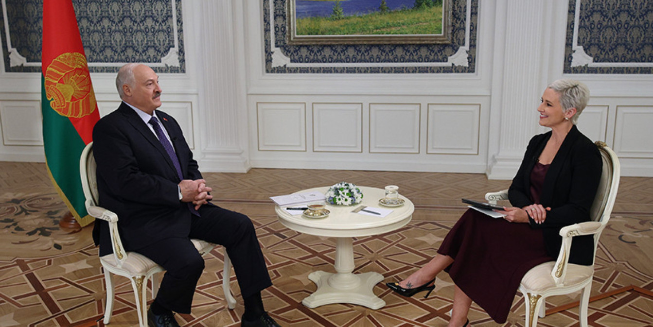Лукашенко во время интервью