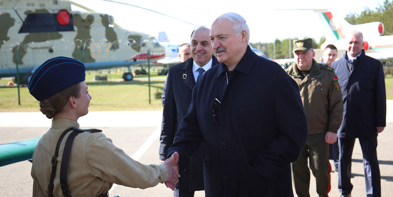 «ДОСААФ нам нужен – общество надо сохранять и развивать». Лукашенко посетил Минский аэроклуб в Липках