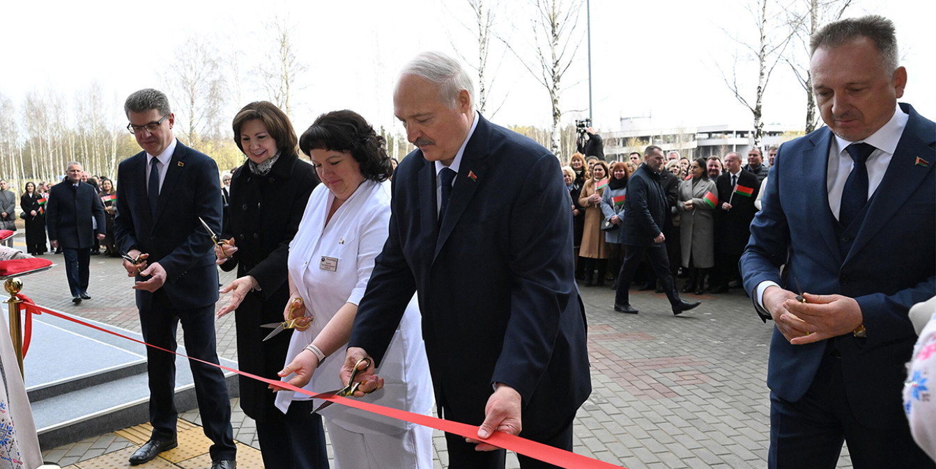 Александр Лукашенко открыл поликлинику будущего — 42-ю городскую в Минске

