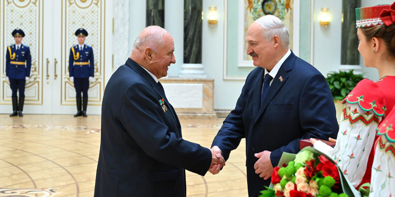 Лукашенко вручил государственные награды в преддверии Дня Победы