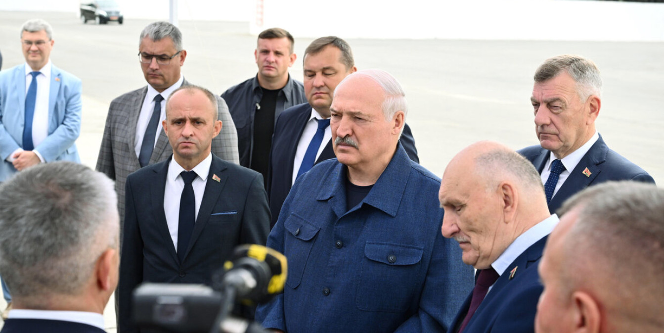 «Надо потихоньку от соски отходить». Александр Лукашенко с рабочей поездкой посетил Житковичский район