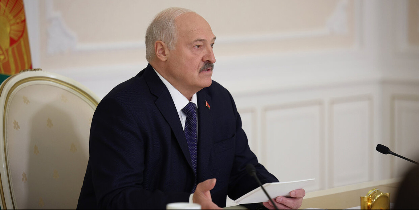 Лукашенко: Оснащение войск современным вооружением – приоритет для обороны Беларуси