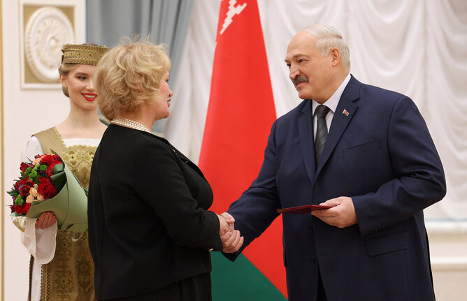 Что может наука и что требует время. А. Лукашенко вручил дипломы доктора наук и аттестаты профессора