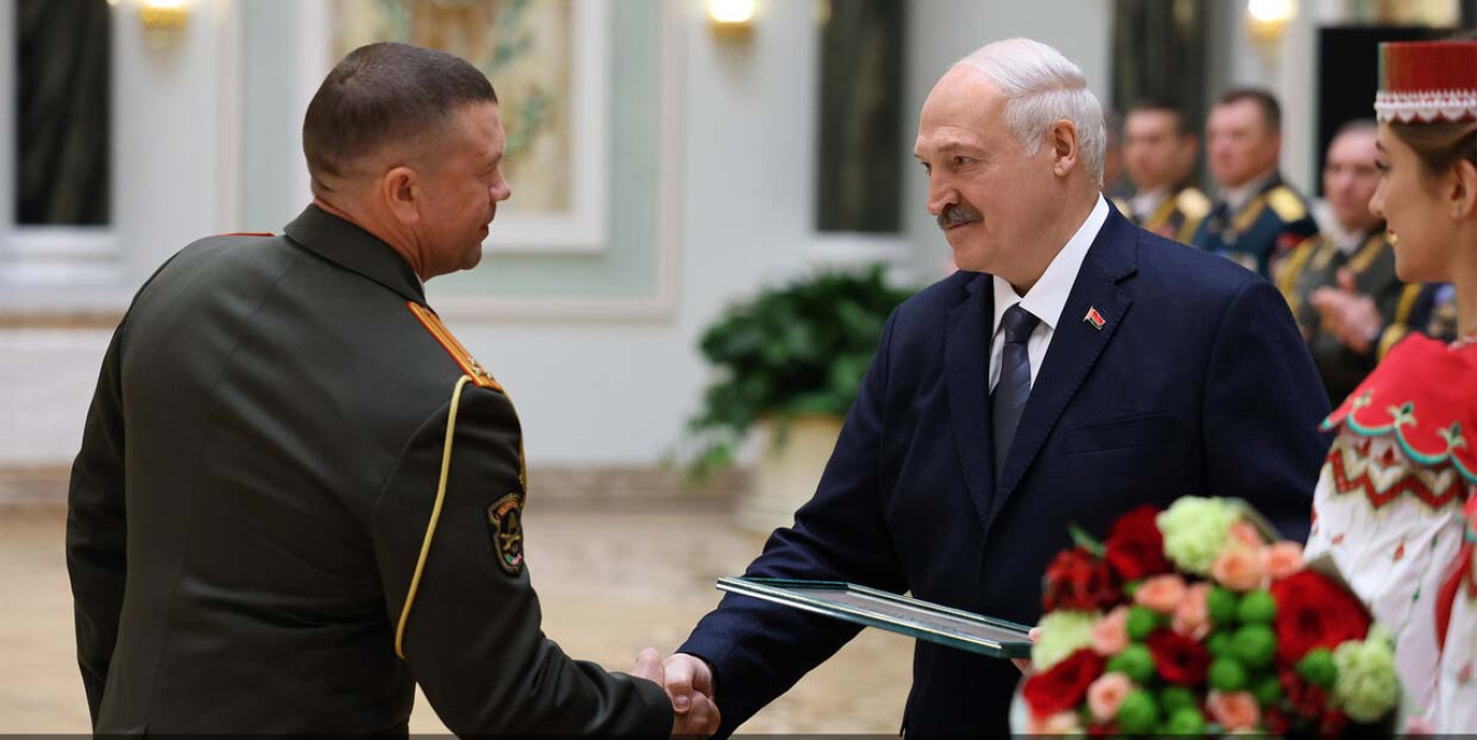 Торжественное вручение генеральских погон: Лукашенко отметил высший офицерский состав