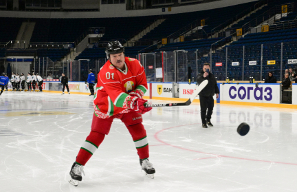 Президент Беларуси рассказал, как сыграл в одной пятерке с Уэйном Гретцки в Минске