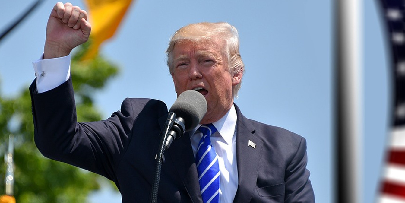 американский президент Дональд Трамп делает громкое заявление с трибуны