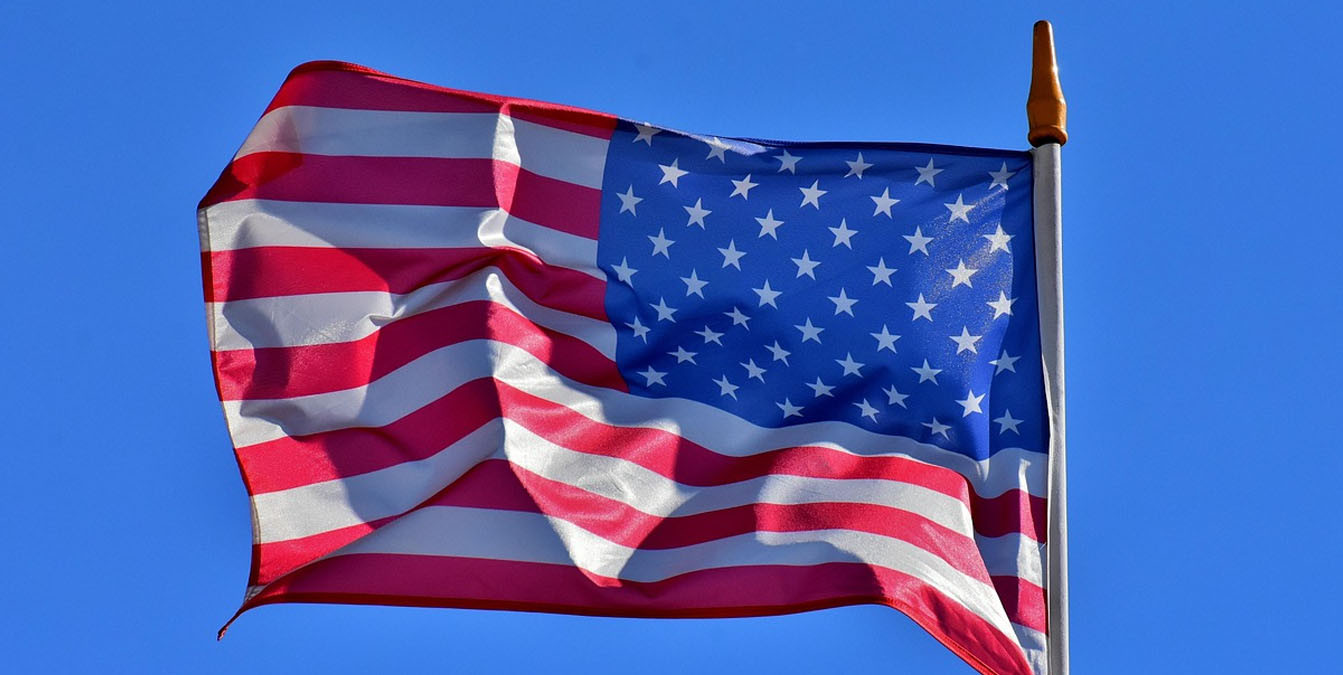 флаг США в небе