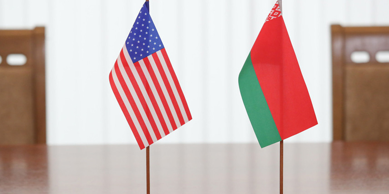 флаги США и Беларуси на столе переговоров представителей Вашингтона и Минска