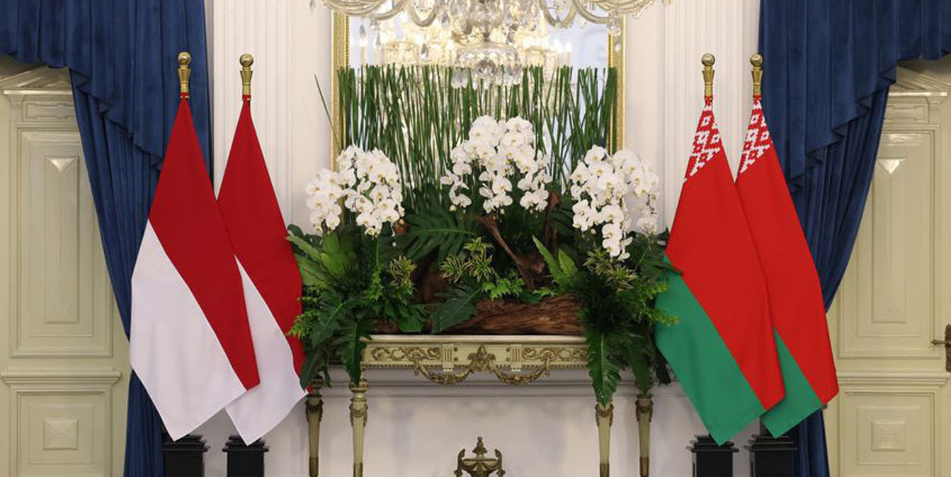флаги Беларуси и Индонезии