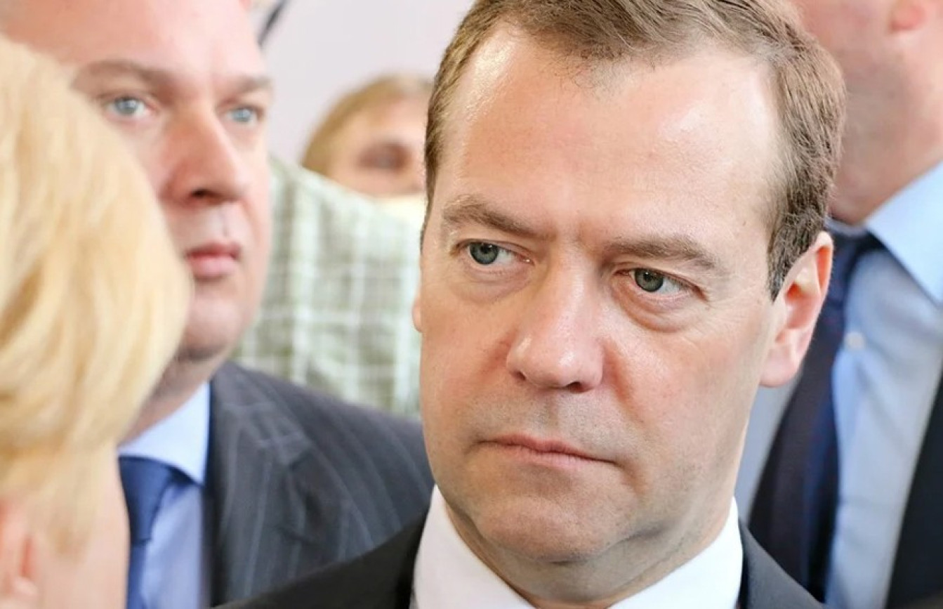 Заместитель председателя Совета безопасности РФ Дмитрий Медведев в деловом костюме и белой рубашке крупным планом во время публичного мероприятия.
