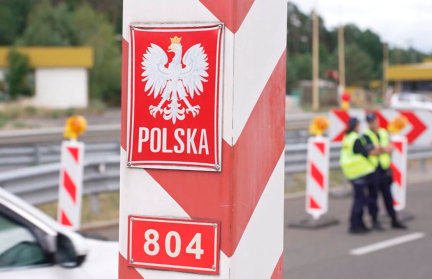 Зачем Варшава играет в привратника Европы и перекрывает не только границу, но и транзитные пути