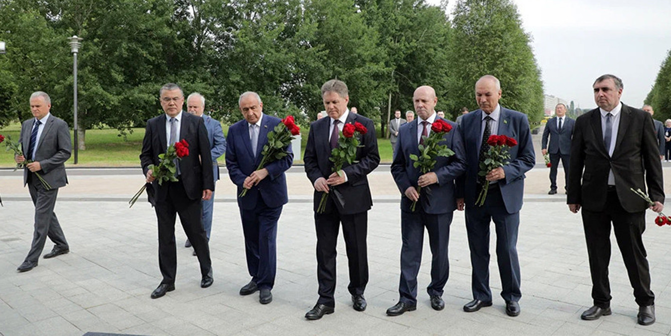 22 июня делегация от СНГ в Тростинце возлагает цветы к монументу
