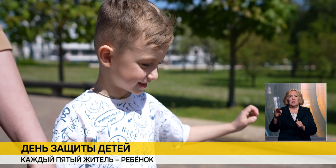Маленький мальчик идет за руку с родителями
