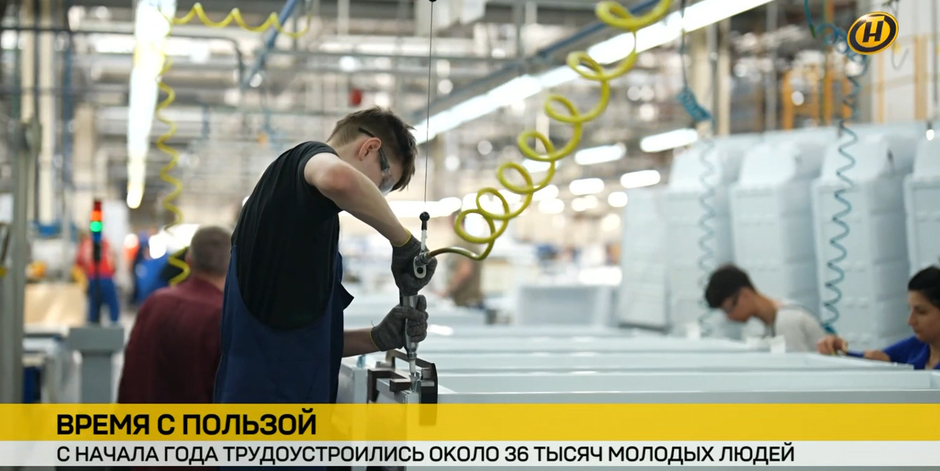 молодой человек за работой