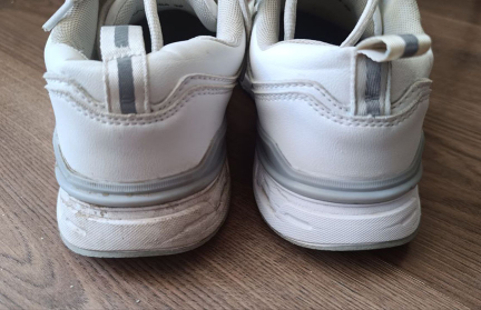 Белее белого! Нашли средство для отбеливания кроссовок, которое реально работает