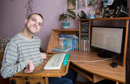 Лидчанин с тяжелой формой ДЦП пишет книги и зарабатывает на своем творчестве. Как ему это удается – в репортаже ont.by