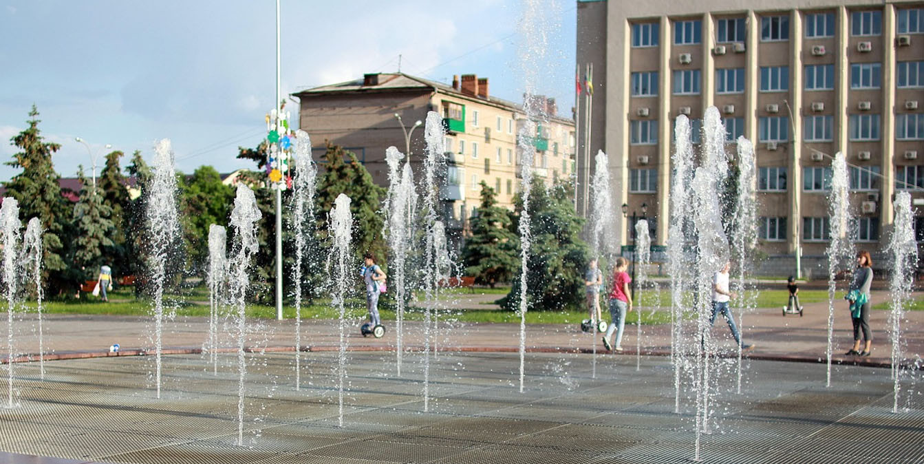 прохладные фонтаны в городе во время изнурительной жары