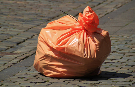 Соседи выбрасывают мусор из окна. Что делать?