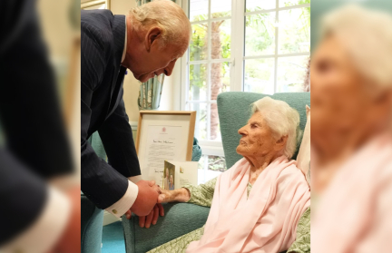 Старейшая жительница планеты рассмешила Карла III, напомнив ему, каким красавцем он был