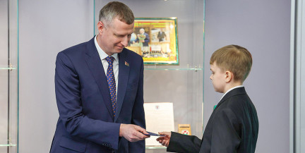 «Паспорт – это ваши корни и история страны». Дмитрий Крутой принял участие в акции «Мы – граждане Беларуси!»