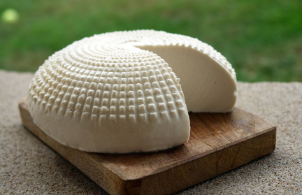 О чем скажут этикетка и срок годности, какая жирность подойдет: диетолог рассказала, как выбрать хороший творог