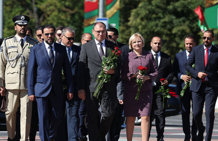 Правительственная делегация Ливии возложила цветы к монументу Победы в Минске