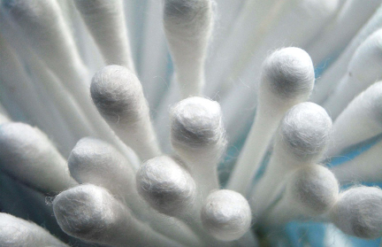 Можно ли чистить уши ватными палочками, рассказала врач