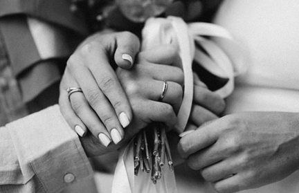 Почему молодожены пьют вино на венчании, можно ли венчаться вдовам, обязательно ли расписываться в загсе, рассказал священник