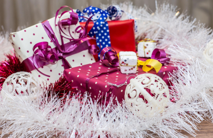 Белорусы в соцсетях хвастаются новогодними подарками с работы