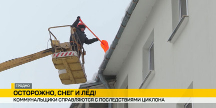 На страже безопасности: тысячи коммунальщиков очищают крыши страны от сосулек