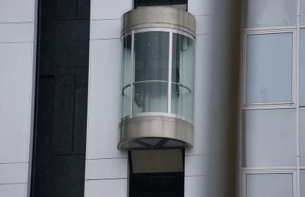 Узнали, упадет ли современный лифт, если начать прыгать в нем