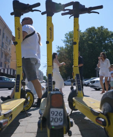 Докатились. В Гродно ограничили шеринг самокатов: почему так решили