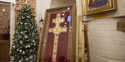 Александру Лукашенко подарили копию Креста Евфросинии Полоцкой