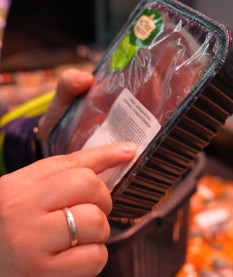 МАРТ, торгинспекция и КГК взялись за просрочку в магазинах. Сюжет ОНТ