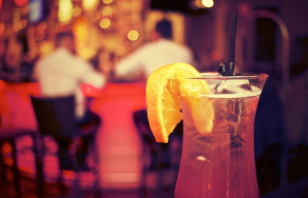 Алкоголь без документов, зарплаты в конвертах: в центре Минска проверили ночные заведения