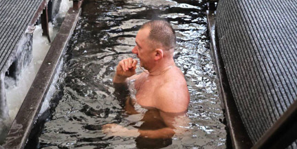 Глава МВД Иван Кубраков окунулся в прорубь на Крещение