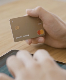 Можно ли передавать свою банковскую карту мужу или жене, объяснили в белорусском банке