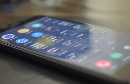 Австралия первой в мире запретила соцсети детям до 16 лет